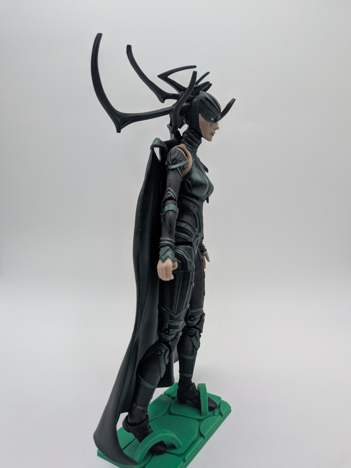 Hasbro 2017 Marvel Legends Hela - Incomplete 