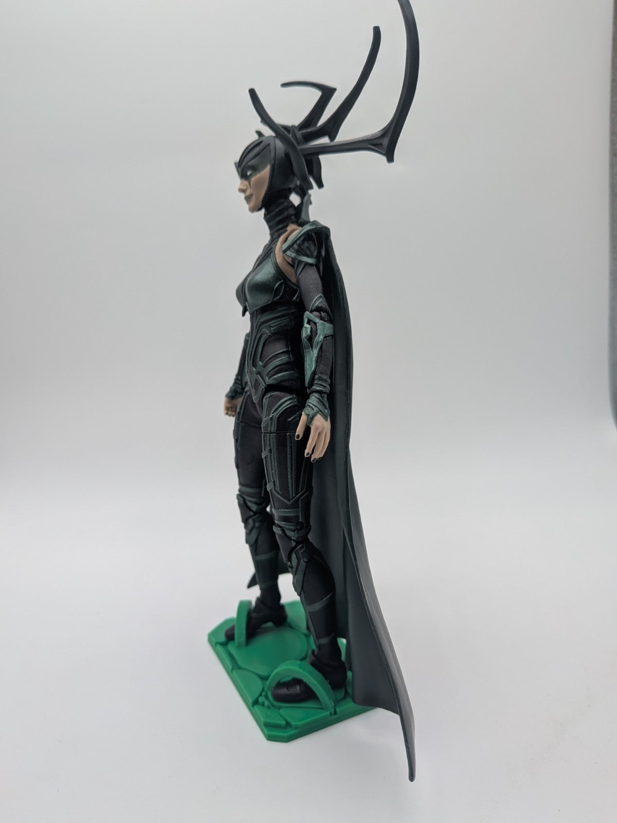 Hasbro 2017 Marvel Legends Hela - Incomplete 
